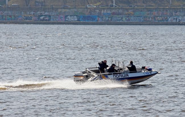
В Киеве запретили движение на моторных лодках и катерах
