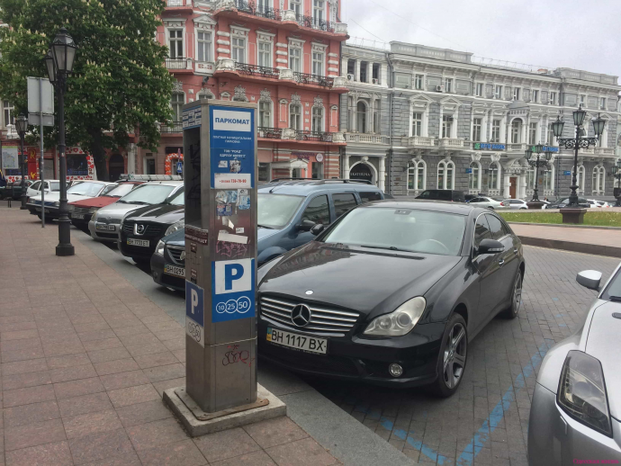 В Киеве вернули плату за парковку и будут эвакуировать авто нарушителей