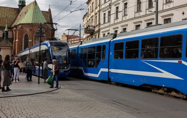 
Украинцы могут бесплатно ездить в транспорте Польши: кого касаются льготы

