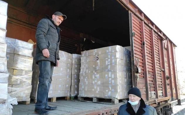 
Донбасс получил семь вагонов с гуманитаркой
