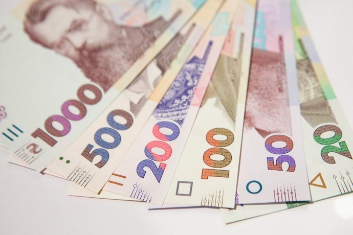 
Около миллиона украинцев получает зарплату менее 5 тысяч гривен
