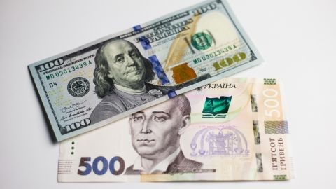 
Какие валютные ограничения действуют в Украине и за какой курс доллара в начале апреля
