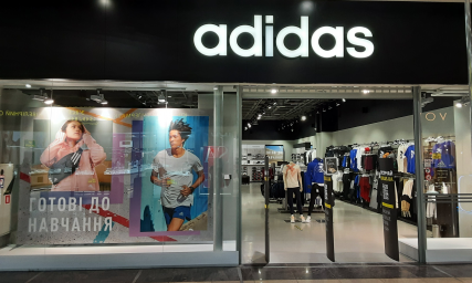 Adidas возобновляет работу в Украине. В каких городах открылись магазины