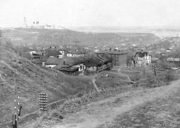 Полтава. Вид на Подол и Крестовоздвиженский монастырь, 1942-43 год.