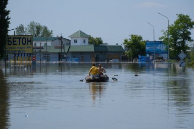 Дома под водой, а люди передвигаются на лодках. Фоторепортаж из затопленного Херсона
