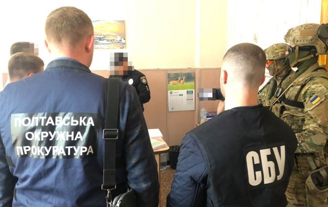 В Миргороде на взятке в полмиллиона гривен задержали начальника военной администрации
