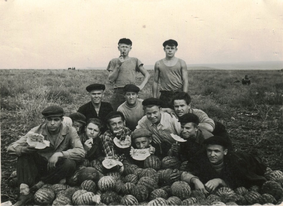 Студенты Запорожского металлургического техникума, привлеченные к уборке арбузов, за употреблением урожая.