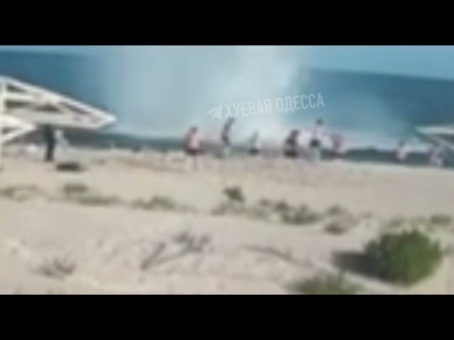 Погибли двое: в сети появилось видео того, как на пляже в Затоке подорвалась мина