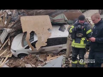 Авиаудар по Бахмуту: полицейские помогли спасать людей из-под завалов