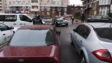 Невідомі обстріляли Mercedes на столичних Позняках