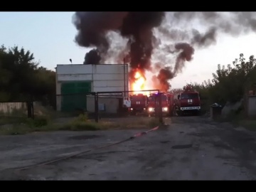 Попадание по нефтебазе в Донецке