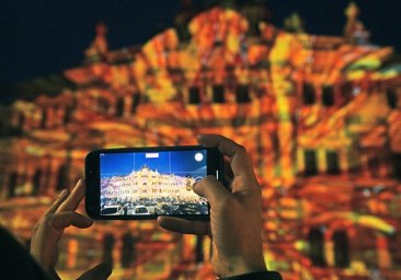 
Сотни одесситов вышли полюбоваться световыми картинами на памятниках архитектуры (фото, видео)
