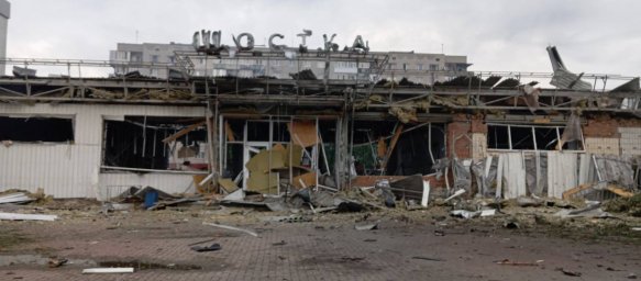 Российские &laquo;Шахеды&raquo; уничтожили вокзал в Шостке: что известно о последствиях атаки и движении поездов