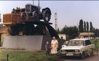 Памятник сельхозтехнике в поселке Николаевка (южное Криворожье), фото 2003