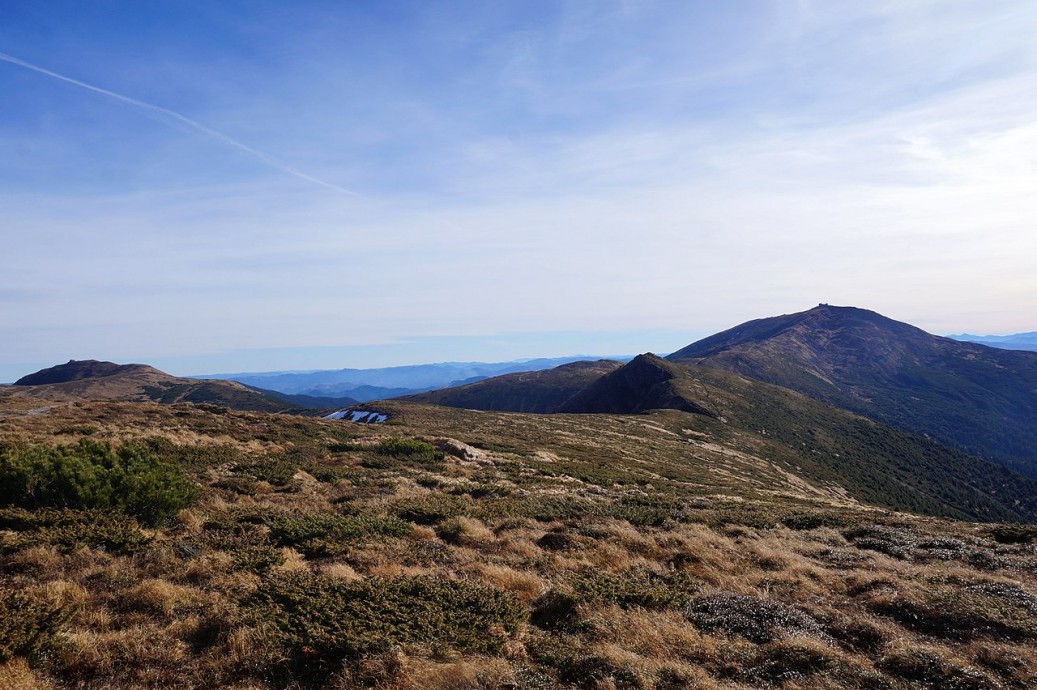 Вид на Поп Иван (вдали) из горной долины Балцатул (Черногорский хребет)