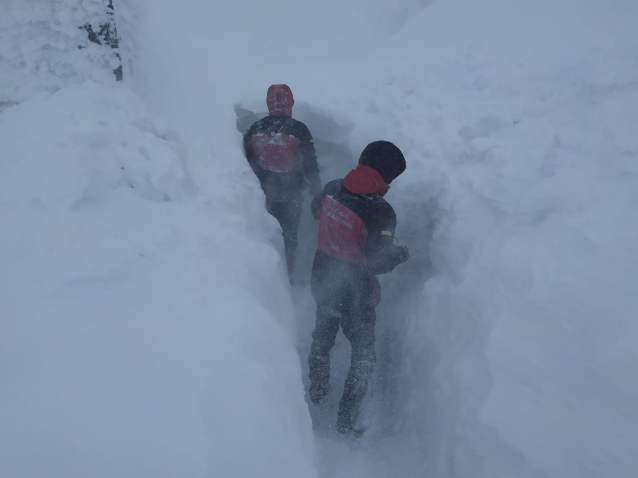 В Карпатах вернулась настоящая зима: сугробы достигают 2 метров