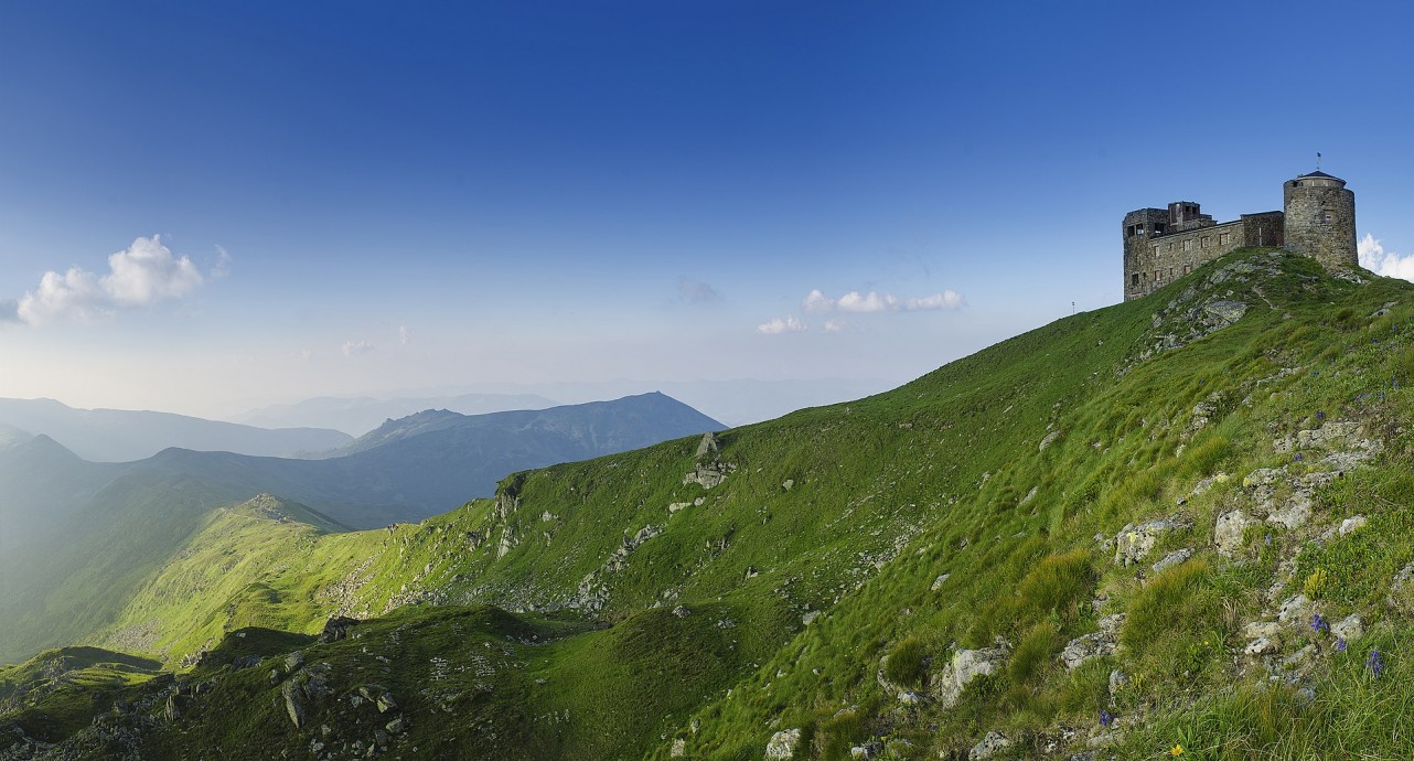 Вид на вершину горы и Черногорский хребет с юго-западной стороны.