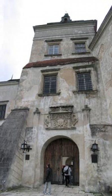 Ворота и надвратная башня (северная часть замка)