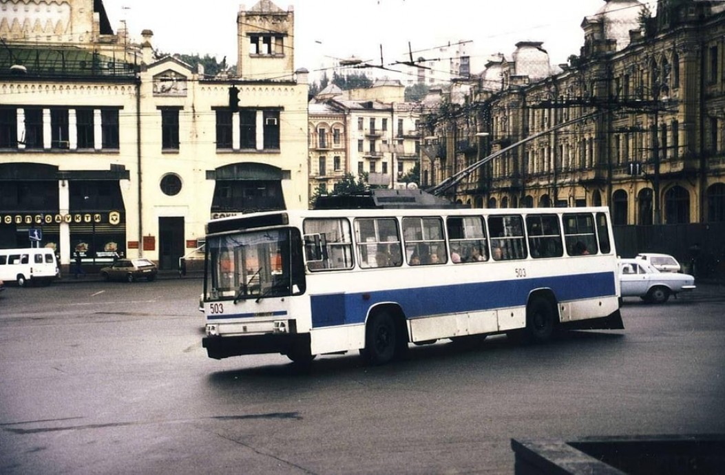 Червень 1992 року. Тролейбус Київ-11 на Бессарабській площі