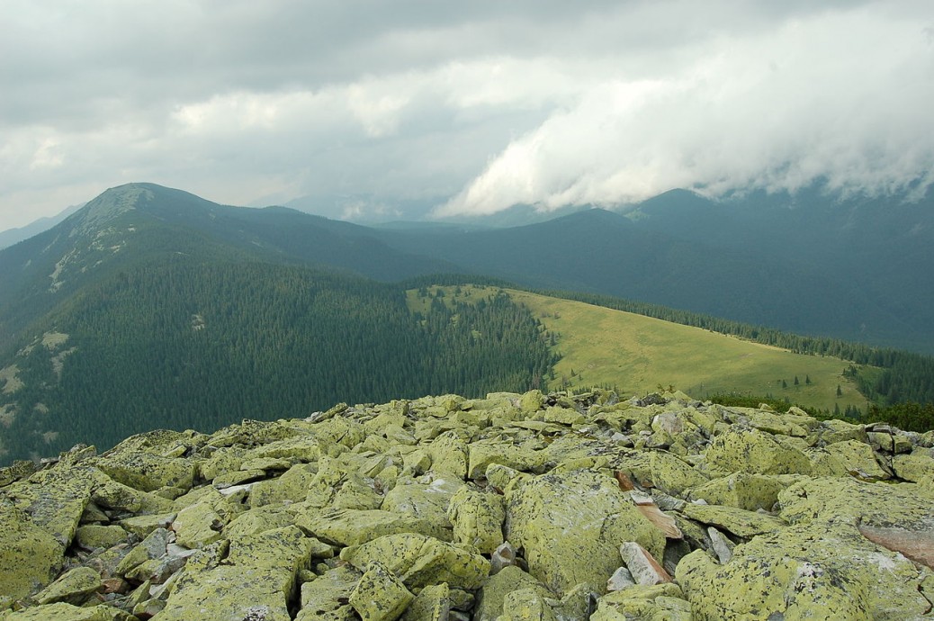 Слева — вершина Синяка, внизу — горная долина Хомяков