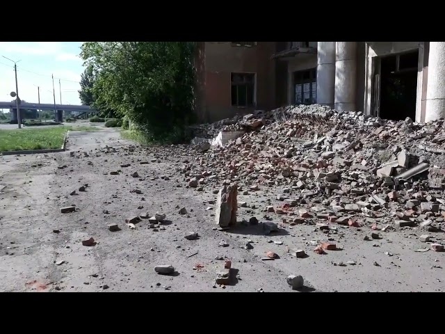 В Константиновке обвалилась часть фасада заброшенного общежития бывшего бутылочного завода