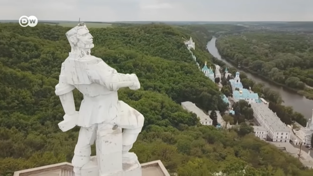 Ремонт замість декомунізації: на Донбасі реставрують пам'ятник "першому сепаратисту"