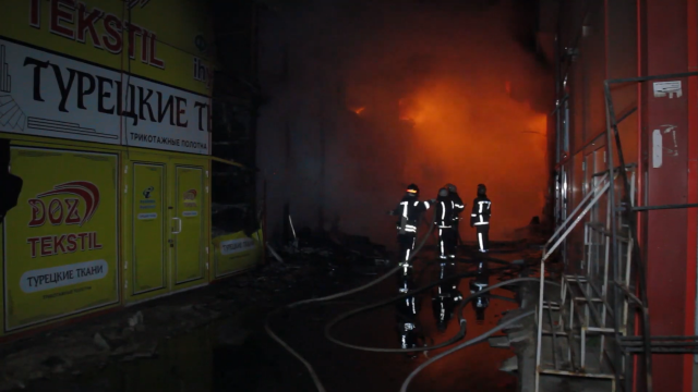 Вогнеборці локалізували велику пожежу на території ТЦ «Барабашово»