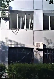 Воронка после взрыва глубиной несколько метров напротив здания управления ГП “Артемсоль”