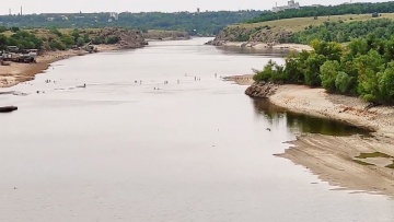 Река Днепр и скалистый берег. Люди переходят высохшую реку ВБРОД